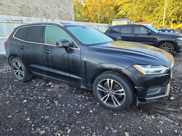 2019 VOLVO XC60 Momentum — Passenger 3/4