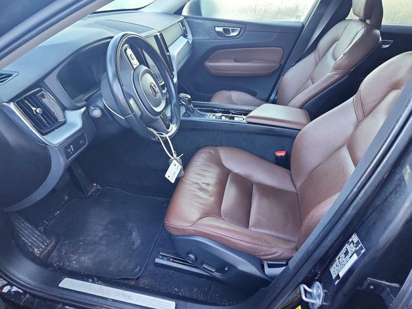 2019 VOLVO XC60 Momentum — DENT