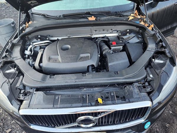 2019 VOLVO XC60 Momentum — Engine bay