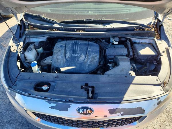 2016 KIA SEDONA LX - Middle-low — Engine bay