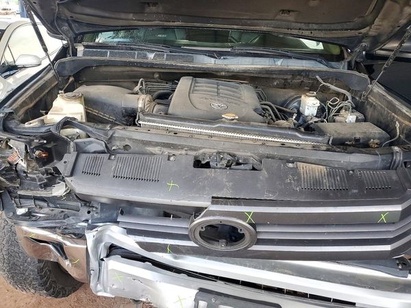 2014 TOYOTA TUNDRA SR5 — Engine bay