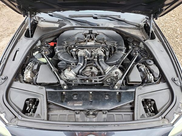 2014 BMW 5 SERIES xDrive — Engine bay