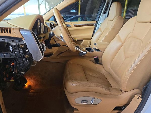 2012 PORSCHE CAYENNE — DENT