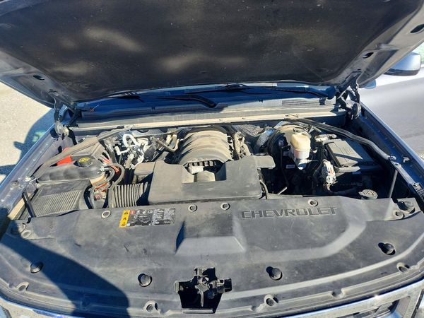 2018 CHEVROLET SUBURBAN LT — Engine bay