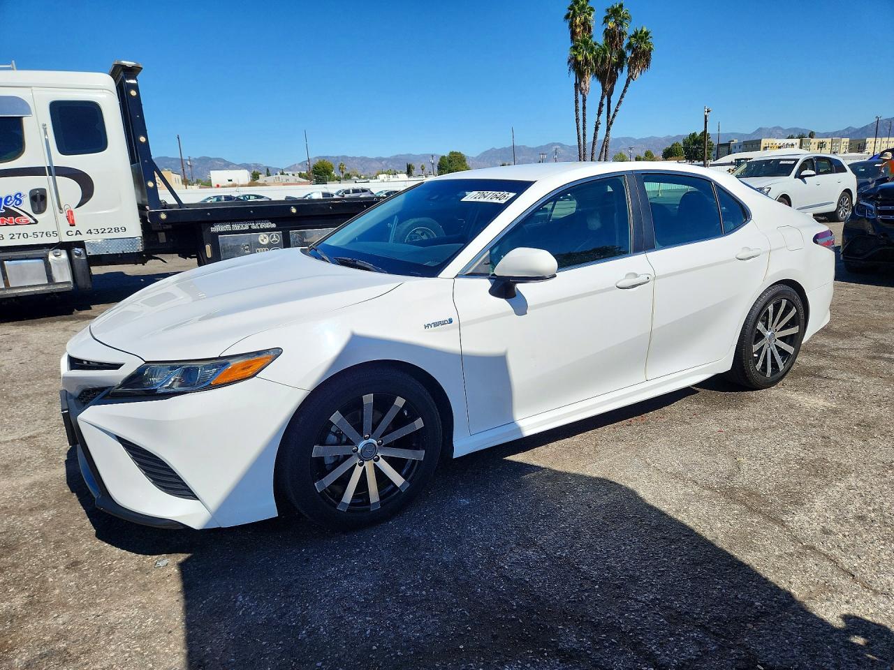 2018 TOYOTA CAMRY SOLA SE/XLE Hybrid — Front 3/4