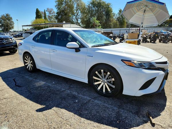 2018 TOYOTA CAMRY SOLA SE/XLE Hybrid — Passenger 3/4