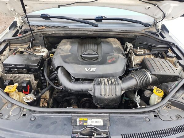 2014 JEEP CHEROKEE Limited — Engine bay