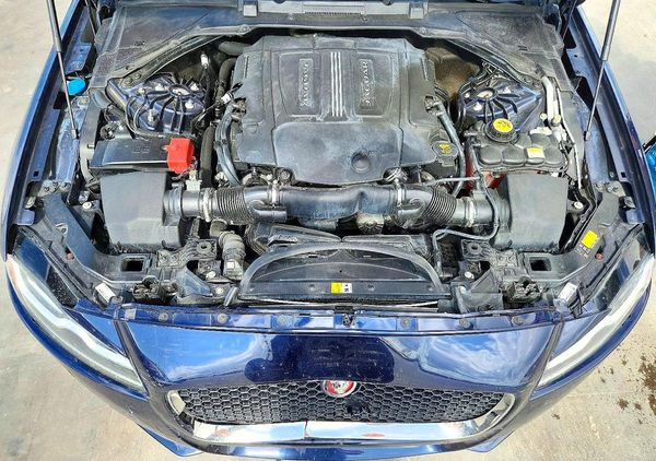 2016 JAGUAR XF Prestige — Engine bay