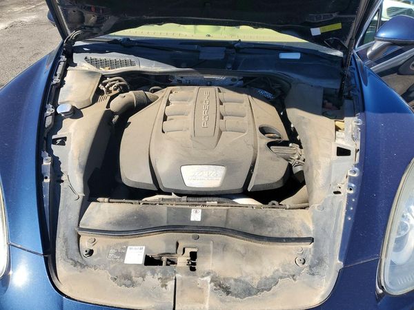 2013 PORSCHE CAYENNE — Engine bay