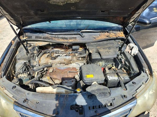 2014 TOYOTA CAMRY — Engine bay