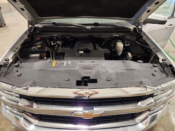 2019 CHEVROLET SILVERADO LT — Engine bay
