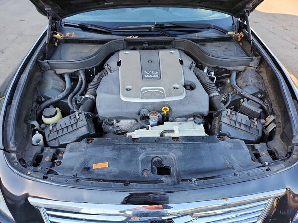 2012 INFINITI G37 — Engine bay