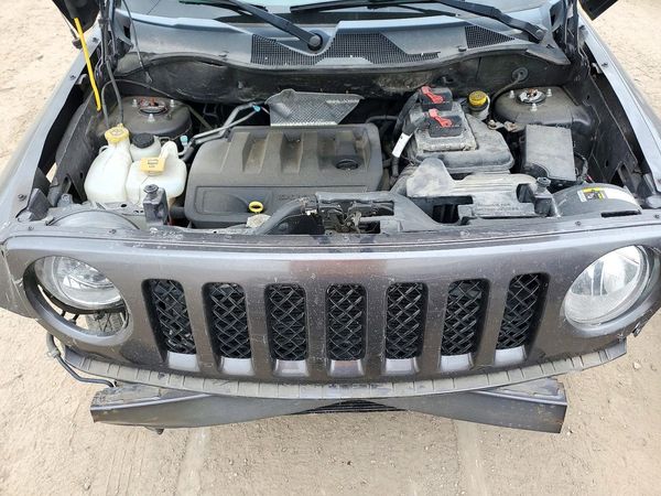 2016 JEEP PATRIOT LATITUDE 4X4 — Engine bay