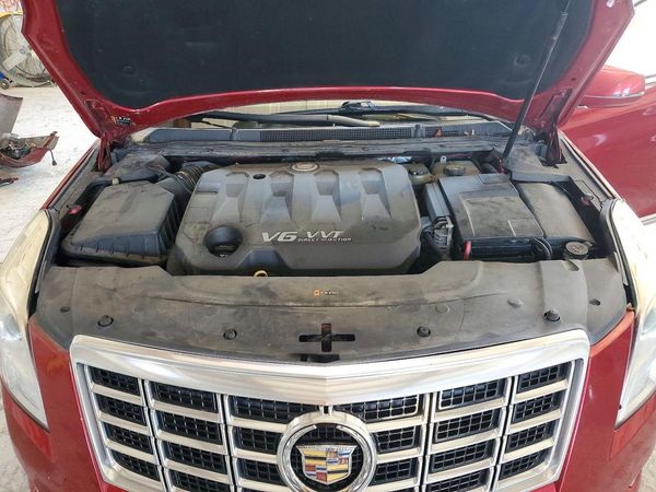 2014 CADILLAC XTS Luxury — Engine bay