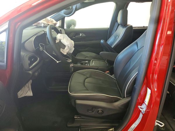 2027 CHRYSLER PACIFICA Limited — DENT