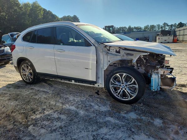 2016 BMW X1 xDrive28i — Passenger 3/4