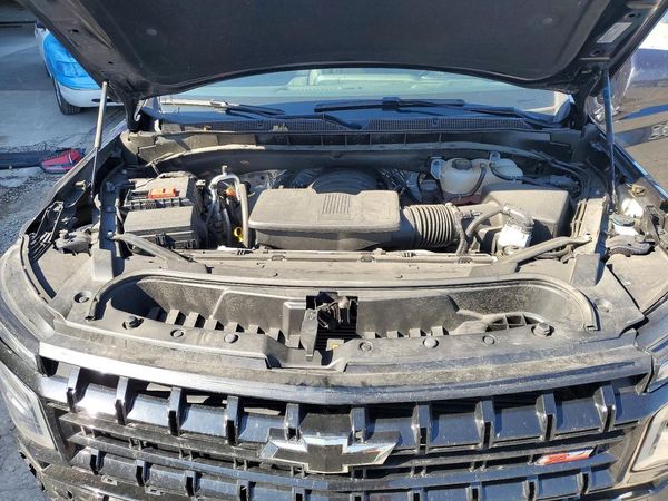 2025 CHEVROLET TAHOE Z71 — Engine bay