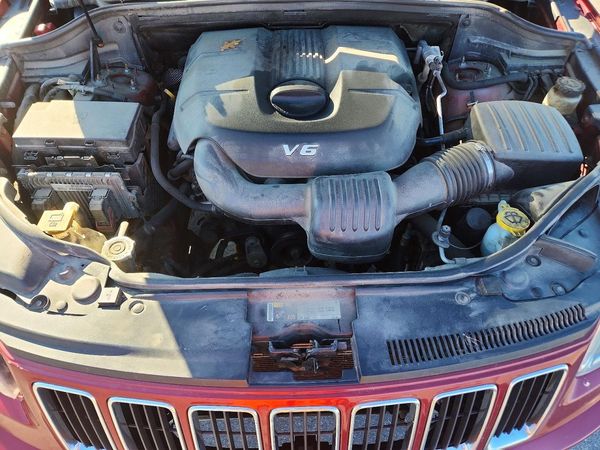 2014 JEEP GRAND CHER Laredo — Engine bay