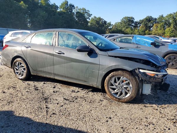 2024 HYUNDAI ELANTRA SEL — Passenger 3/4