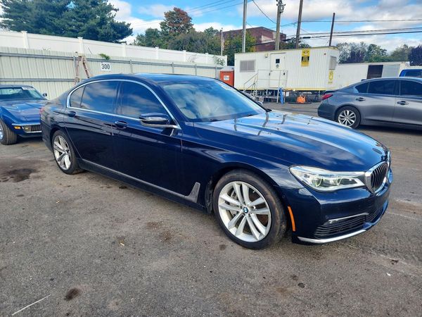 2018 BMW 750 xDrive — Passenger 3/4