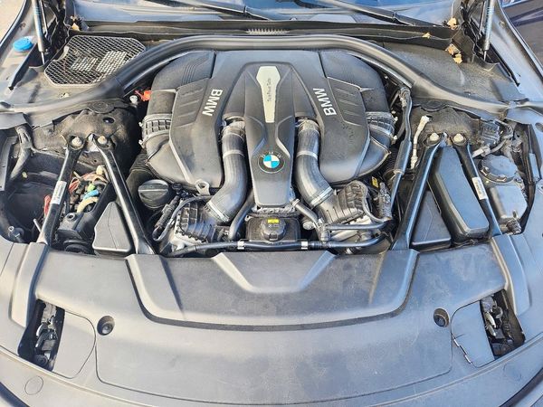 2018 BMW 750 xDrive — Engine bay