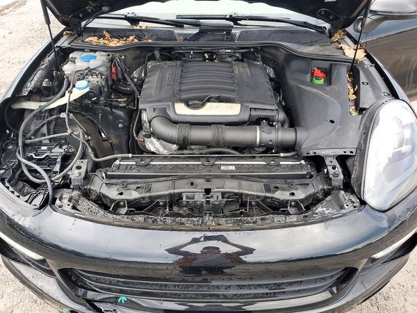 2017 PORSCHE CAYENNE — Engine bay