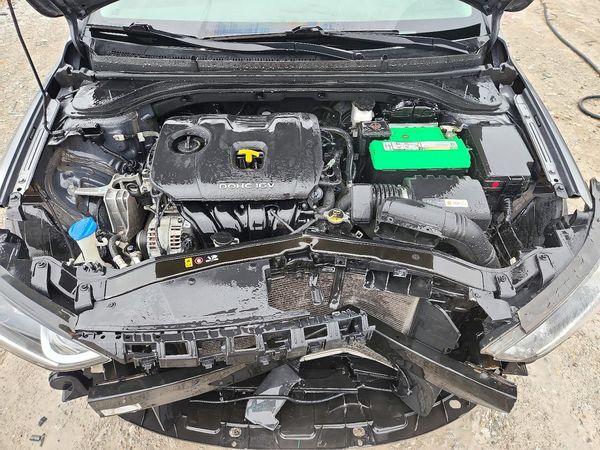 2018 HYUNDAI ELANTRA — Engine bay