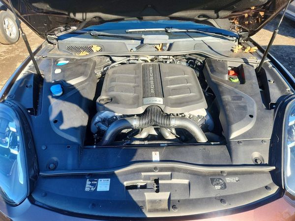 2015 PORSCHE CAYENNE — Engine bay