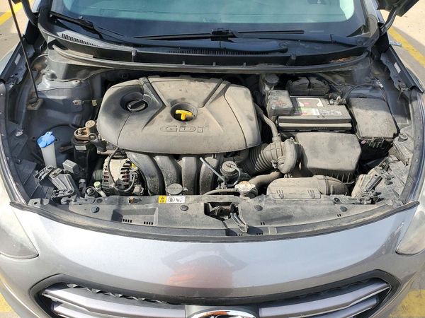 2017 HYUNDAI ELANTRA — Engine bay