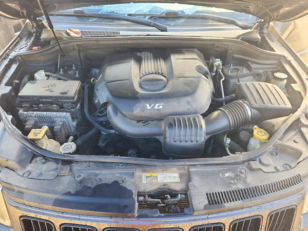 2014 JEEP CHEROKEE Limited — Engine bay