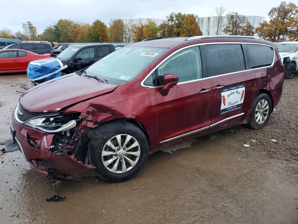 2019 CHRYSLER PACIFICA Touring L — Front 3/4