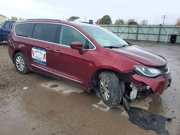 2019 CHRYSLER PACIFICA Touring L — Passenger 3/4