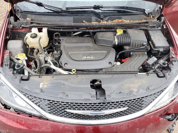2019 CHRYSLER PACIFICA Touring L — Engine bay