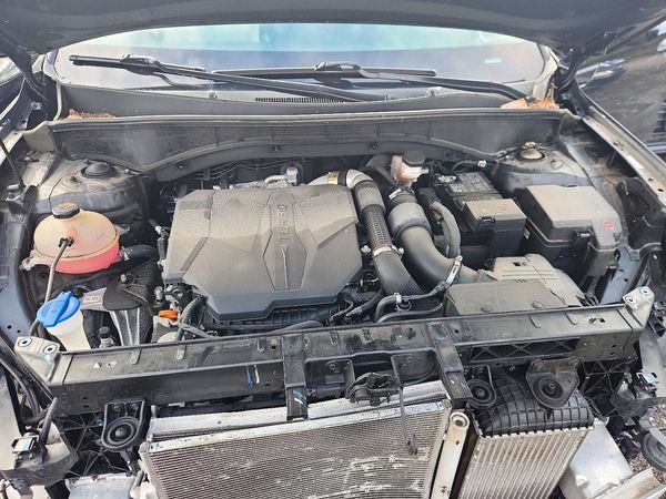 2021 KIA SORENTO EX — Engine bay