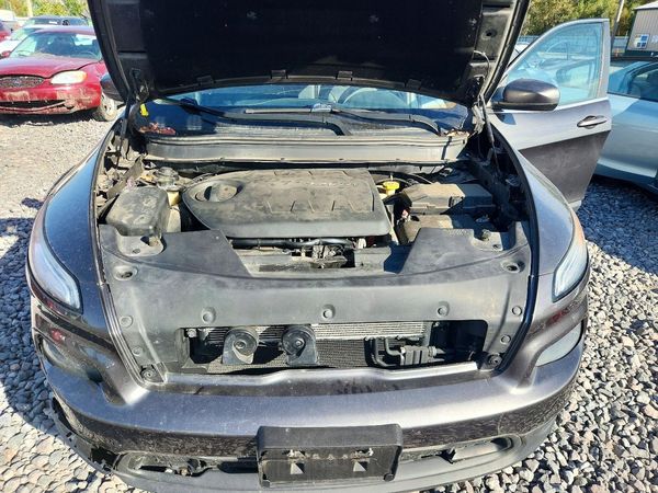 2014 JEEP CHEROKEE Latitude — Engine bay