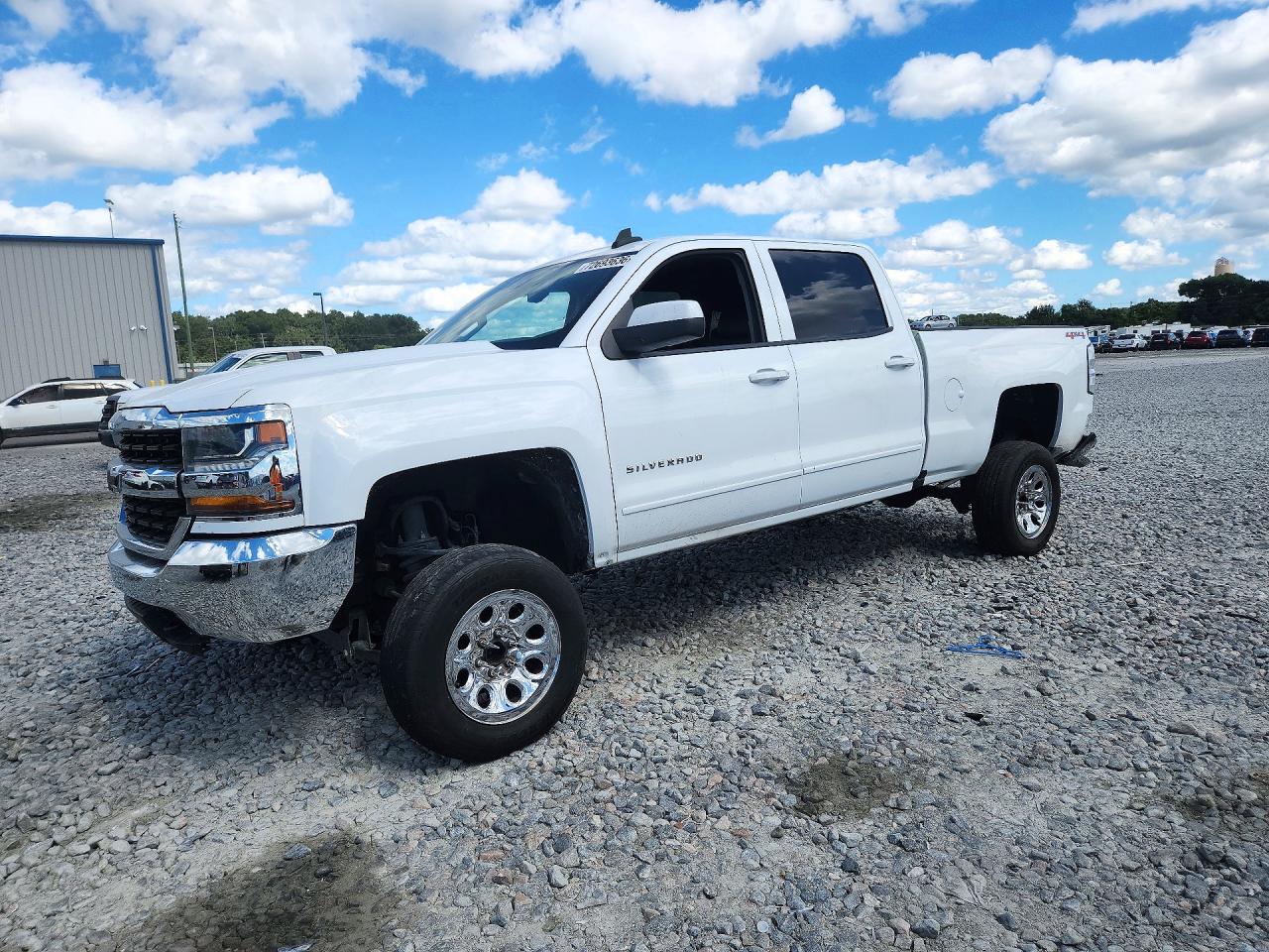2017 CHEVROLET SILVERADO LT — Front 3/4