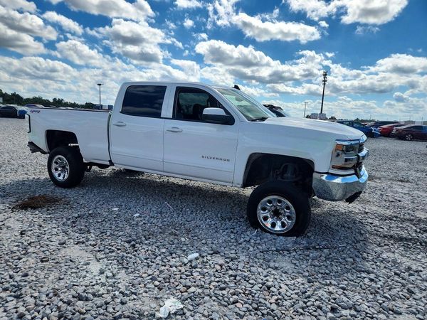 2017 CHEVROLET SILVERADO LT — Passenger 3/4