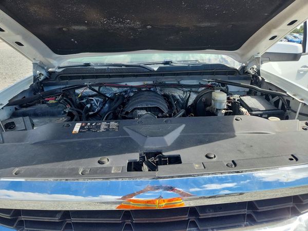 2017 CHEVROLET SILVERADO LT — Engine bay