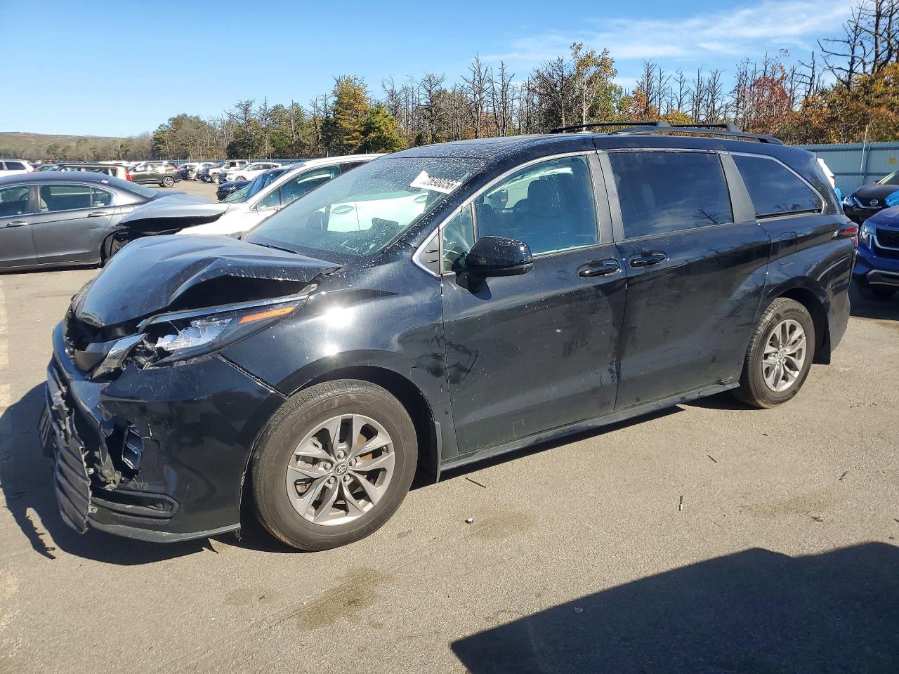 2025 TOYOTA SIENNA LE — Front 3/4
