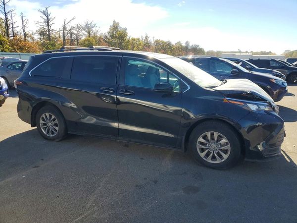 2025 TOYOTA SIENNA LE — Passenger 3/4