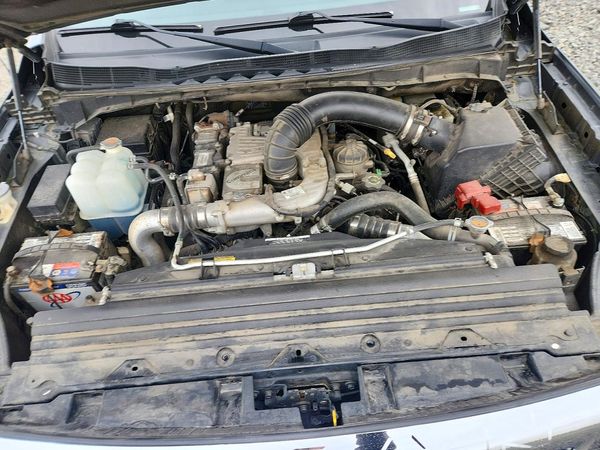 2018 NISSAN TITAN — Engine bay