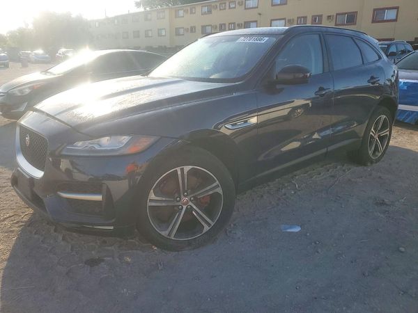 2017 JAGUAR F-PACE R-Sport — Front 3/4