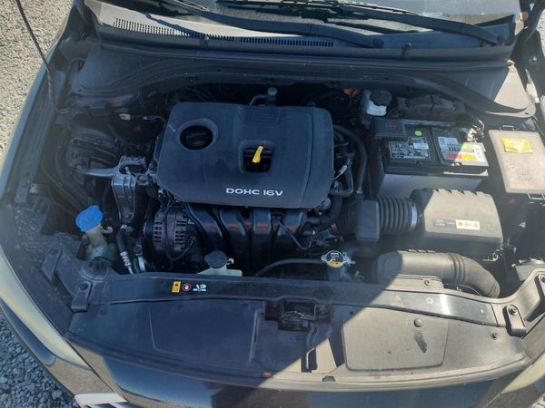 2017 HYUNDAI ELANTRA — Engine bay