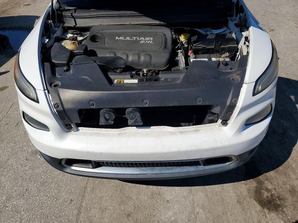 2016 JEEP CHEROKEE Limited — Engine bay
