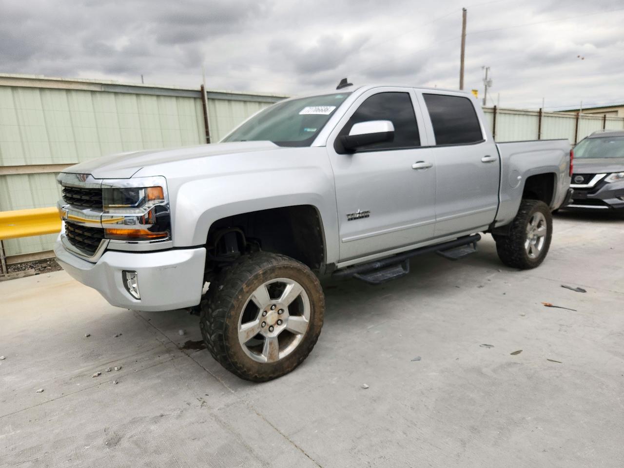 2018 CHEVROLET SILVERADO LT — Front 3/4