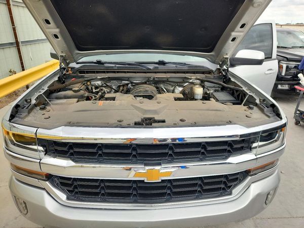 2018 CHEVROLET SILVERADO LT — Engine bay