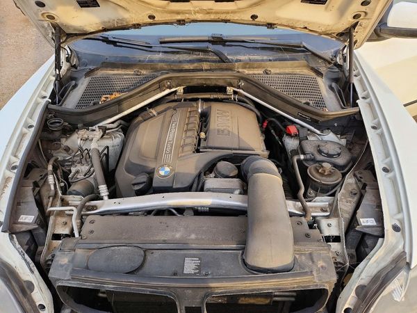 2013 BMW X5 xDrive35i — Engine bay