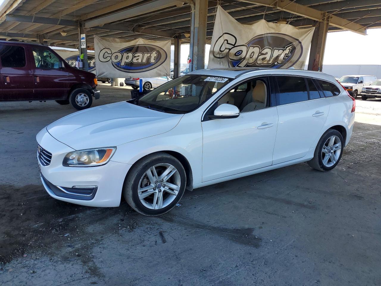 2015 VOLVO V60 Premier (non R design) — Front 3/4
