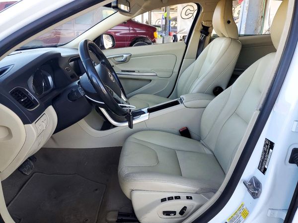 2015 VOLVO V60 Premier (non R design) — DENT