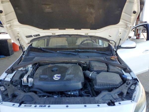 2015 VOLVO V60 Premier (non R design) — Engine bay